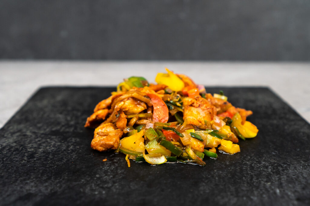 mie-met-kip-en-verse-groente-slagerij-taam
